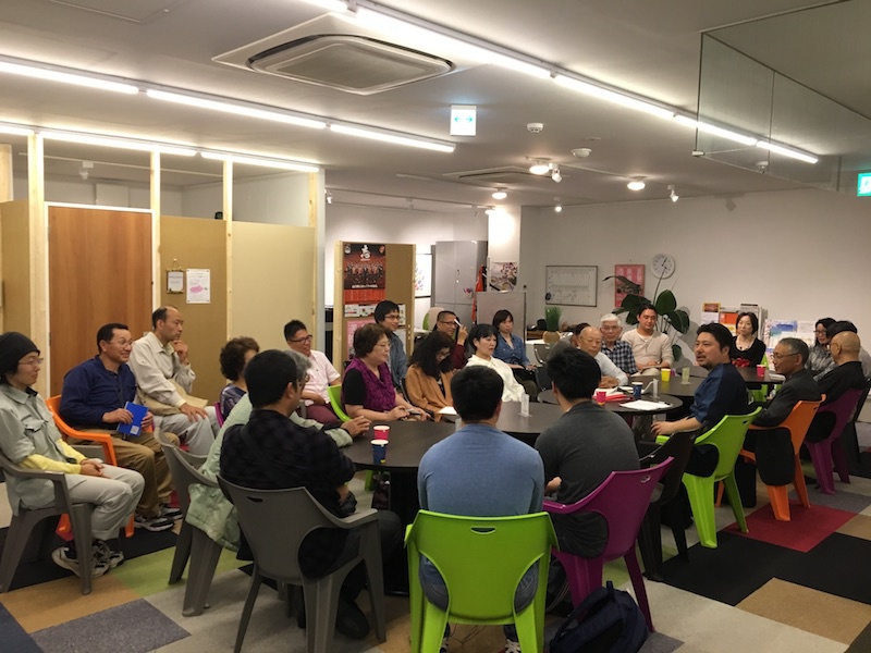 小川仁志が哲学カフェで講演を行なっている写真