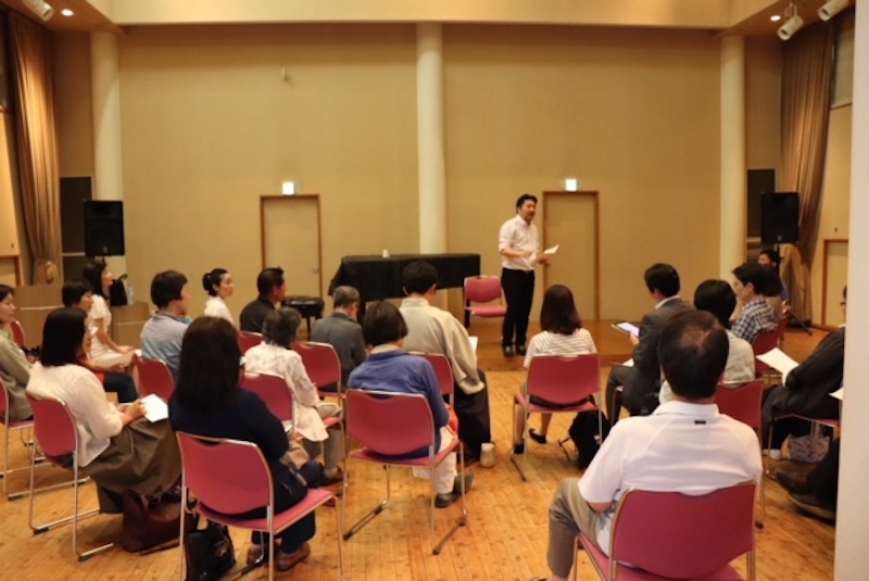 山口市の赤レンガにて哲学カフェを行なっている写真